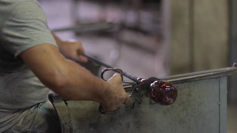 Close-up-shot-of-Craftsman-rolling-pipe-and-shaping-the-famous-Venetian-glass