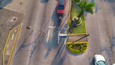 Vista-De-Pájaro-Con-Drone-En-Cámara-Lenta-De-Los-Columpios-Del-Artista-Urbano-En-Córdoba,-Veracruz,-México