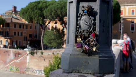 Neigende-Nahaufnahme-Von-Liebesvorhängeschlössern-In-Der-Stadt-Rom-SPQR-Historische-Straßenlaterne-Als-Symbol-Der-Ewigen-Liebe