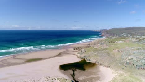 Glorious-tropical-coloured-beach-on-the-rural-Scottish-beach-known-as-Sandwood-Bay,-Sutherland