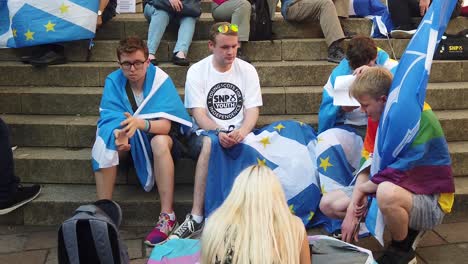 Anhänger-Der-Schottischen-Unabhängigkeit-Sitzen-Auf-Steinstufen-Bei-Einer-Kundgebung
