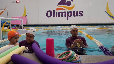 Instructores-Generan-Confianza-En-Niños-Para-Que-Aprendan-A-Nadar-En-Escuela-De-Natación-&quot;olimpus&quot;