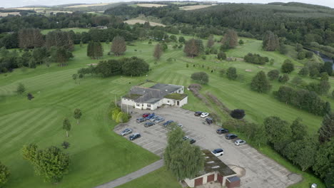 Una-Vista-Aérea-Del-Club-De-Golf-Turriff,-Aberdeenshire,-En-Una-Mañana-Nublada
