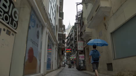 Lapso-De-Tiempo-De-La-Antigua-Calle-Estrecha-En-Macao-Con-Gente-Y-Turistas-Pasando,-Sar-De-Macao,-China