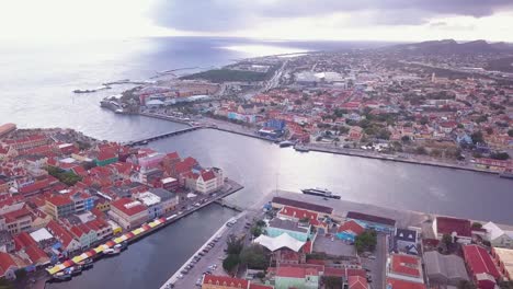 über-Den-Hohen-Linien,-Die-Punda-Und-Otrobanda-Zeigen,-Die-Unisco-erbliche-Hauptstadt-Von-Curaçao