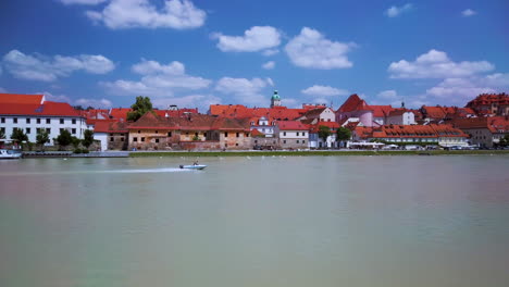 Motorboot-Beschleunigt-Auf-Der-Drau,-Fastenzeit,-Maribor,-Slowenien