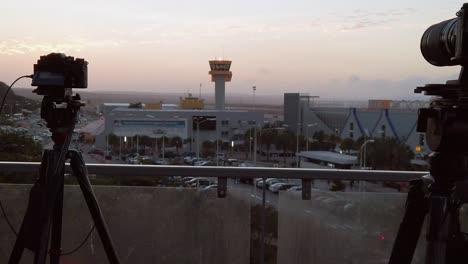Zwei-Kameras-Fotografieren-Den-Internationalen-Flughafen-Curacao-Bei-Einbruch-Der-Dunkelheit