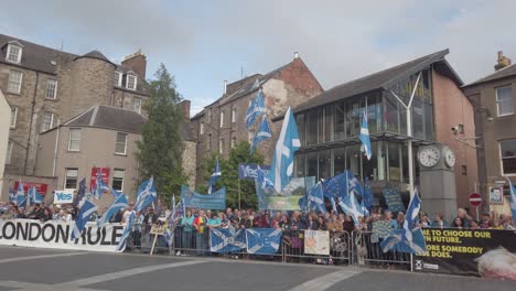 Manifestantes-Escoceses-Y-Sus-Banderas-Fuera-De-La-Sala-De-Conciertos-De-Perth,-Donde-Se-Lleva-A-Cabo-La-Campaña-De-Liderazgo-Tory