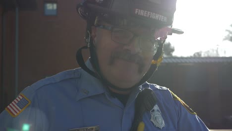 Retrato-De-Movimiento-De-Bombero-A-Primera-Hora-De-La-Mañana-Listo-Para-Responder-A-Emergencias-En-Un-Departamento-De-Bomberos