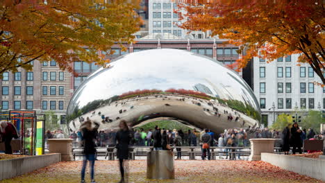 Zeitraffer-Mit-Langsamer-Verschlusszeit-Von-Menschen,-Die-Anish-Kapoors-Cloud-Gate-Im-Millennium-Park-Von-Chicago-Genießen,-Mit-All-Den-Fantastischen-Herbstfarben-In-Den-Bäumen-Und-Auf-Dem-Boden-Im-November