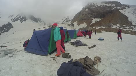 Zeltaufbau-Durch-Himalaya-Bergsteiger-Für-Ihren-Aufenthalt-In-Den-Schneebedeckten-Gipfeln-Des-Oberen-Himalaya