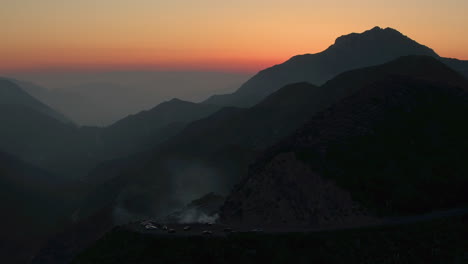 Tiro-Hecho-De-Autos-Musculosos-Y-Deportivos-Haciendo-Donuts-Y-Quemados-Con-Un-Club-De-Autos-En-El-Bosque-Nacional-De-Angeles-En-El-Sur-De-California-Durante-La-Puesta-De-Sol