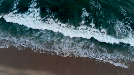 Epische-Aufnahmen-Von-Wellen,-Die-Gegen-Die-Küste-Des-Seal-Beach-Schlagen,-Etwa-Am-Abend