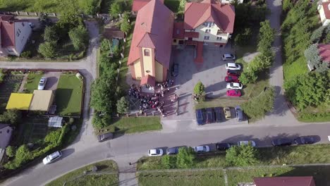 Toma-Aérea-De-Una-Ceremonia-De-Boda-En-Una-Pequeña-Iglesia-En-Un-Campo