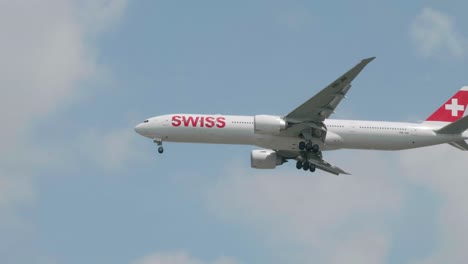 Swiss-Boeing-777-3de-Hb-jni-Acercándose-Antes-De-Aterrizar-En-El-Aeropuerto-De-Suvarnabhumi-En-Bangkok-En-Tailandia