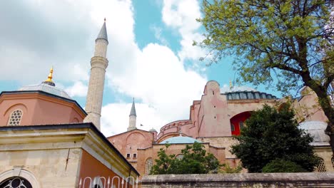 Cámara-Lenta:-Vista-Exterior-Del-Museo-Hagia-Sophie-Que-Se-Ubica-En-Estambul,-Turquía