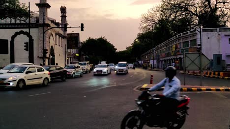 Fahrzeuge,-Die-Sich-Abends-In-Delhi-Bewegen