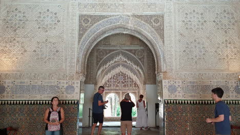 Menschen-Besuchen-Die-Halle-Der-Abencerrajes-In-Alhambra,-Granada,-Spanien