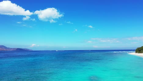Tropischer-Inselhintergrund-Mit-Kopierraum,-Sommerferienkonzept,-Klarem-Blauen-Himmel-Und-Weißen,-Flauschigen-Wolken