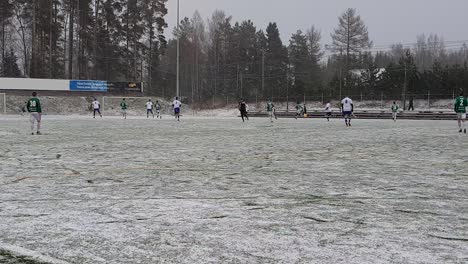 Fútbol-Soccer-En-La-Nevada-Escandinavia,-Finlandia