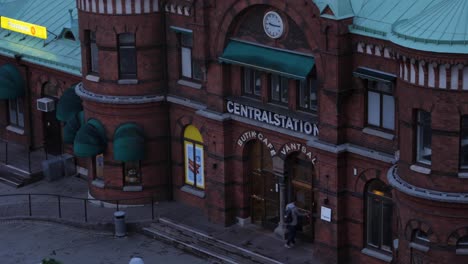 Mujer-Caminando-Hacia-El-Edificio-De-La-Estación-Central-En-Boras-Suecia