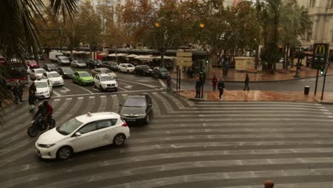 Lapso-De-Tiempo-De-La-Concurrida-Intersección-De-La-Ciudad-Europea-Durante-El-Sombrío-Otoño-Con-Congestión-Y-Muchos-Peatones