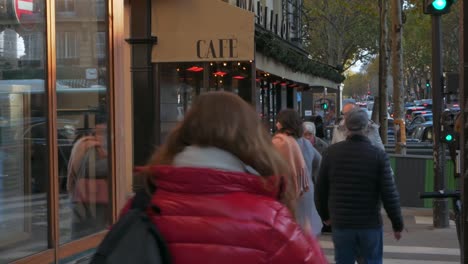 Nov-2019,-París,-Francia:-Gente-Caminando-Además-De-Un-Pequeño-Café-En-El-Centro-De-París