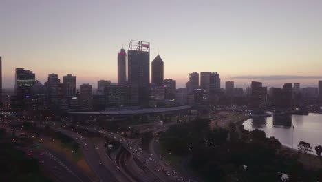 Vista-Aérea-En-Movimiento-De-Plataforma-Rodante-De-Un-Horizonte-De-Perth-Visto-Desde-El-Río-Swan,-Momentos-Antes-Del-Amanecer