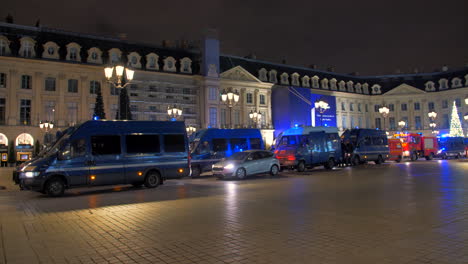 Coches-De-Policía-Alineados-En-La-Place-Vendome