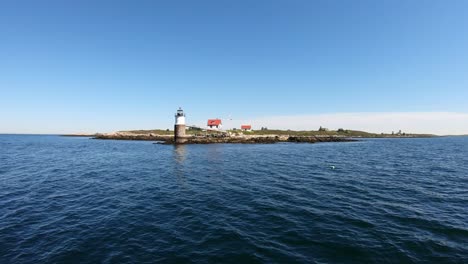 Vorbei-Am-Leuchtturm-Von-Ram-Island-Vor-Der-Küste-Von-Boothbay-Harbor-Maine-Schweben