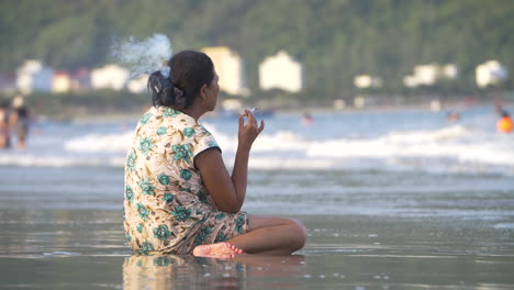 Mujer-Fumando-Cigarrillo-Al-Aire-Libre-En-La-Playa-Mientras-Mira