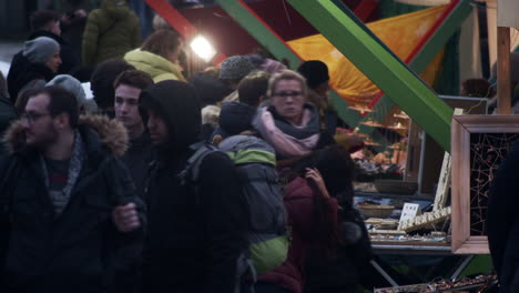 Menschenmenge-Durchsucht-Anbieter-Auf-Dem-Weihnachtsmarkt-In-Prag