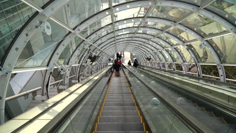 Schöne-Rolltreppe-In-Odaiba,-Japan