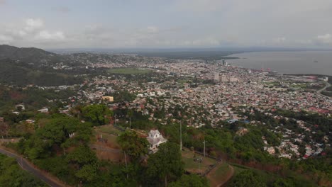Epische-Luftaufnahmen-Einer-Festung-Mit-Blick-Auf-Die-Karibische-Hafenstadt-Port-Of-Spain,-Trinidad