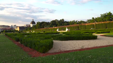 Statische-Ansicht-Der-Belvedere-Gärten-Mit-Touristen-Bei-Bewölktem-Sonnenuntergang