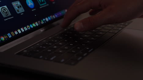 Videoaufnahmen-Eines-Apple-MacBook-Pro-Modells-In-Space-Grey