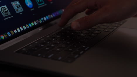 Imágenes-De-Video-De-Un-Modelo-Gris-Espacial-Apple-Macbook-Pro