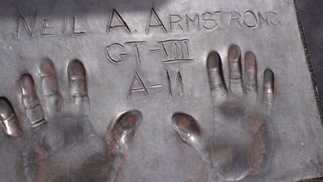 Astronauta-De-La-Nasa-Neil-Armstrong-Huella-De-La-Mano-Y-Firma-En-El-Monumento-Al-Parque-Con-Vistas-Al-Espacio