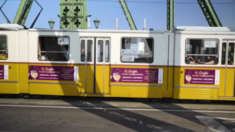 Verfolgungsansicht,-Während-Die-Straßenbahn-An-Den-Eisenstreben-Der-Liberty-Bridge-Vorbeifährt