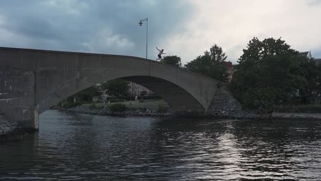 Vista-En-Cámara-Lenta-De-Un-Hombre-Saltando-De-Un-Puente-Llamado-Saltobron-Ubicado-En-Karlskrona-Suecia