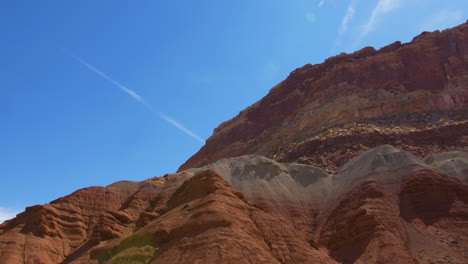 Eine-Weitwinkelaufnahme-Des-Riffs-Und-Der-Klippen-Im-Capitol-Reef-State-National-Park