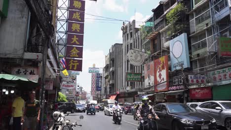 Calle-Concurrida-Con-Tráfico-En-La-Ciudad-China-De-La-Ciudad-De-Bangkok,-Tailandia