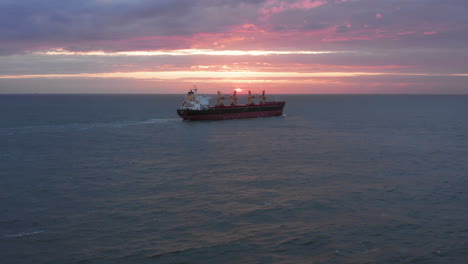 Frachtschiff-Verlässt-Bei-Sonnenuntergang-Die-Westerschelde-In-Richtung-Nordsee