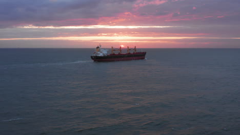 Buque-De-Carga-Que-Sale-De-Westerschelde-Hacia-El-Mar-Del-Norte-Durante-Una-Puesta-De-Sol