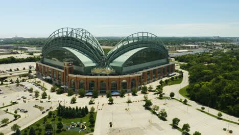 Diagonaler-Luftstoß-In-Richtung-Miller-Park,-Der-Heimat-Der-Milwaukee-Brewers-[4k