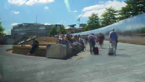 Lapso-De-Tiempo-De-Personas-Caminando-Hacia-La-Estación-De-Tren-De-Sheffield-Con-Arquitectura-En-El-Fondo-Y-Sala-De-Espectáculos-Cine-4k-25p