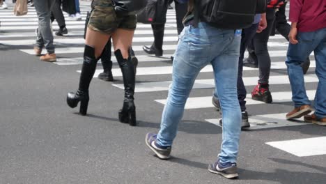 Vista-Panorámica-De-La-Vista-Inferior-Hacia-El-Cruce-De-La-Carretera-Mientras-La-Gente-Cruza-La-Carretera-Durante-El-Día-De-Verano-En-Shibuya,-Tokio,-Japón