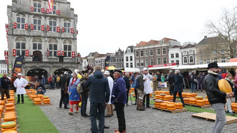 Mercado-De-Queso-Tradicional-En-Gouda,-Países-Bajos