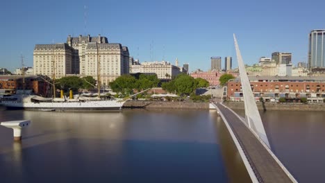 Antena-Del-Puente-De-La-Mujer-Y-La-Fragata-Sarmiento-En-Puerto-Madero,-Buenos-Aires