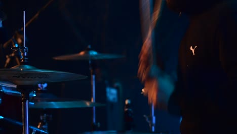 Baterista-Tocando-La-Batería-Durante-Un-Festival-Universitario-De-Arquitectura-En-Kerala